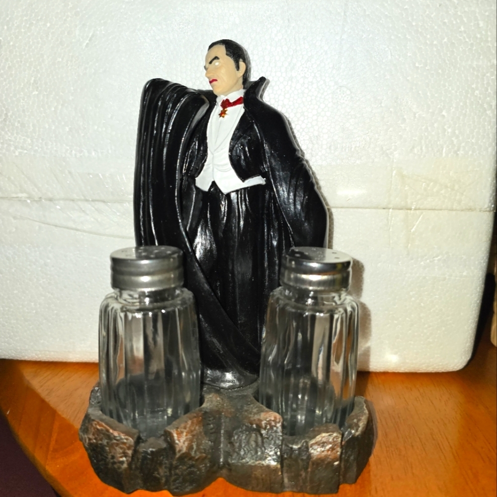 DRACULA VAMPIRE "BLOODY MARY" SALT AND PEPPER SHAKER 2015 DWK BELA LUGOSI